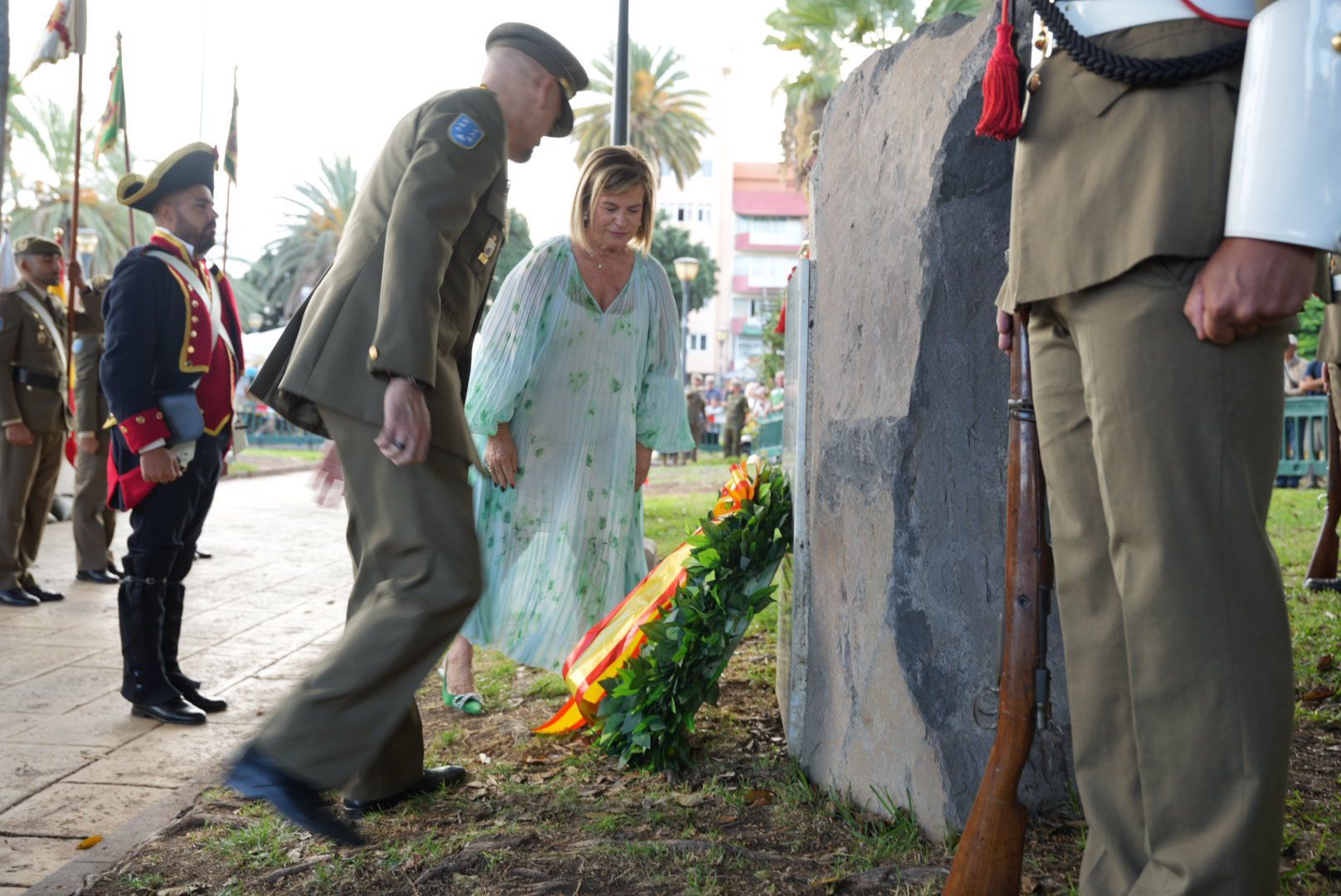 La Naval revive la historia: la recreación de la batalla naval llena de luz y tradición las calles de La Isleta