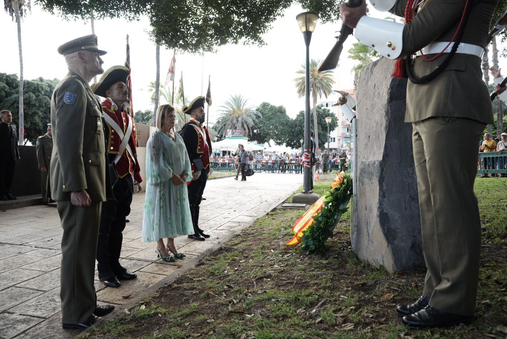 La Naval revive la historia: la recreación de la batalla naval llena de luz y tradición las calles de La Isleta