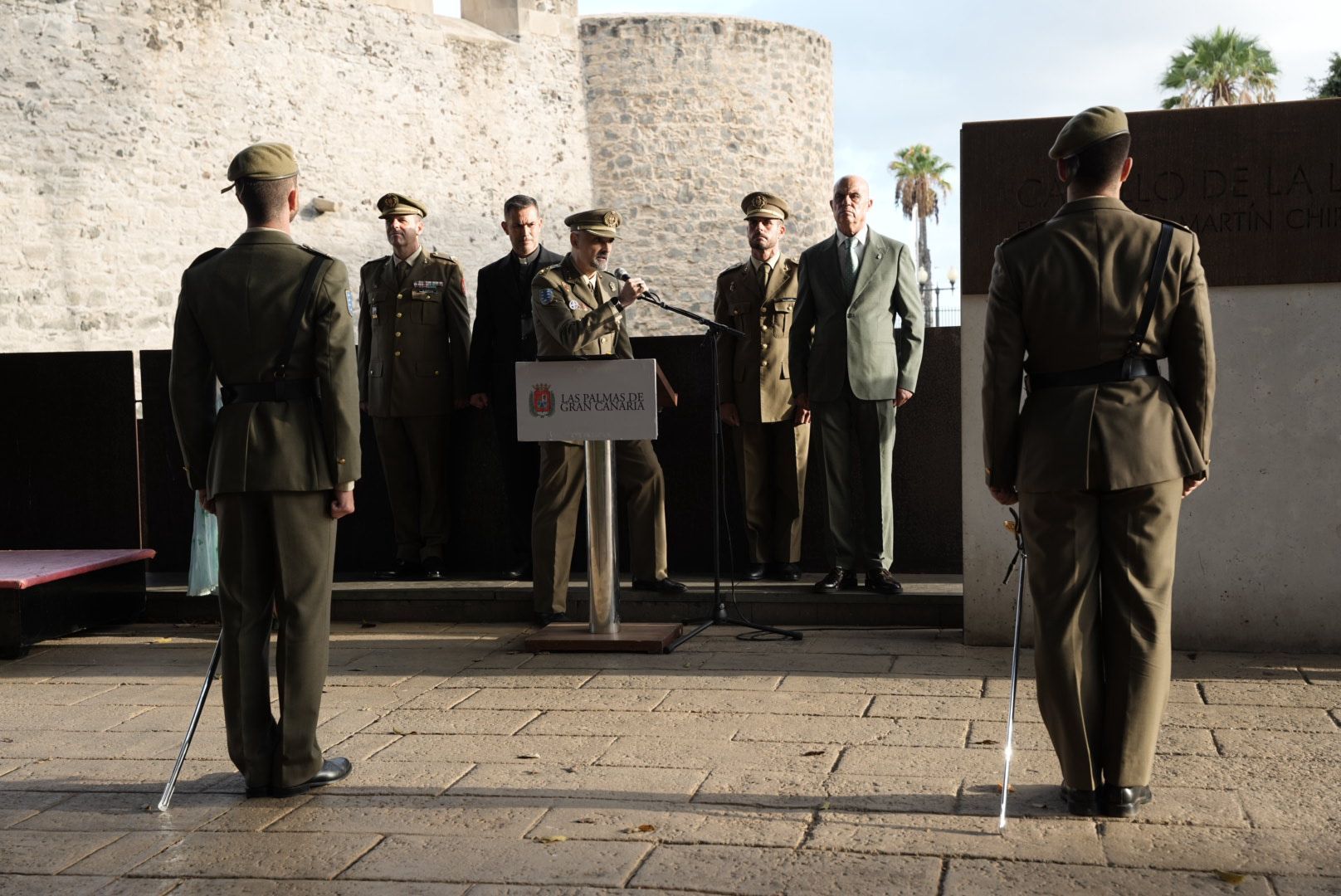 La Naval revive la historia: la recreación de la batalla naval llena de luz y tradición las calles de La Isleta