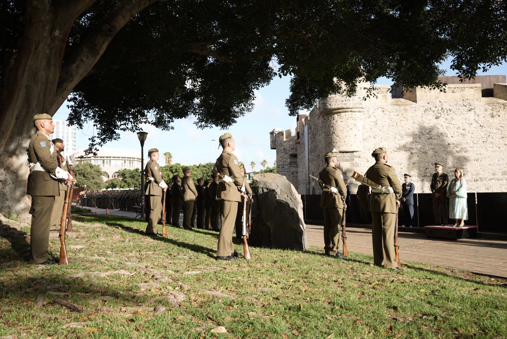 La Naval revive la historia: la recreación de la batalla naval llena de luz y tradición las calles de La Isleta