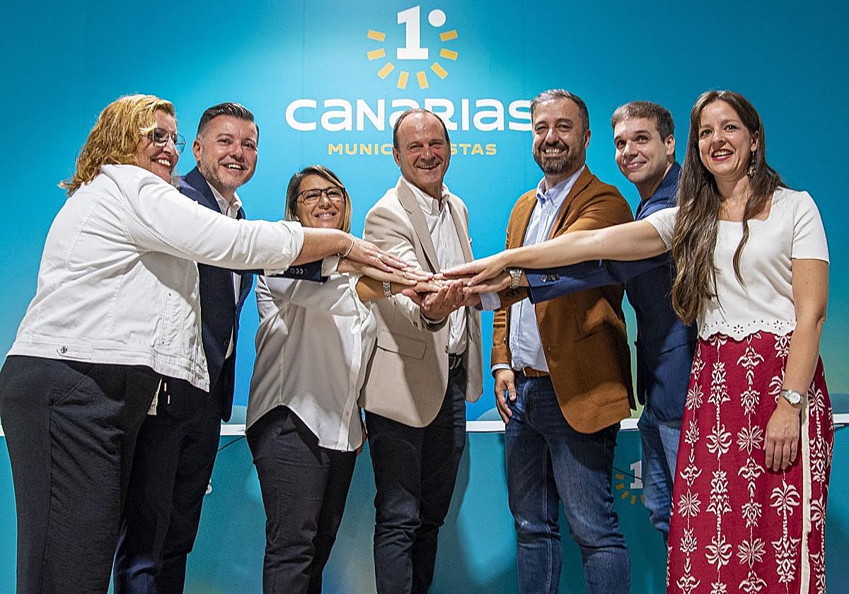 Foto de grupo en la presentación del acuerdo de Ciuca con Primero Canarias.