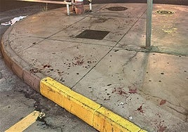 El rastro de sangre de la víctima era visible en la acera.