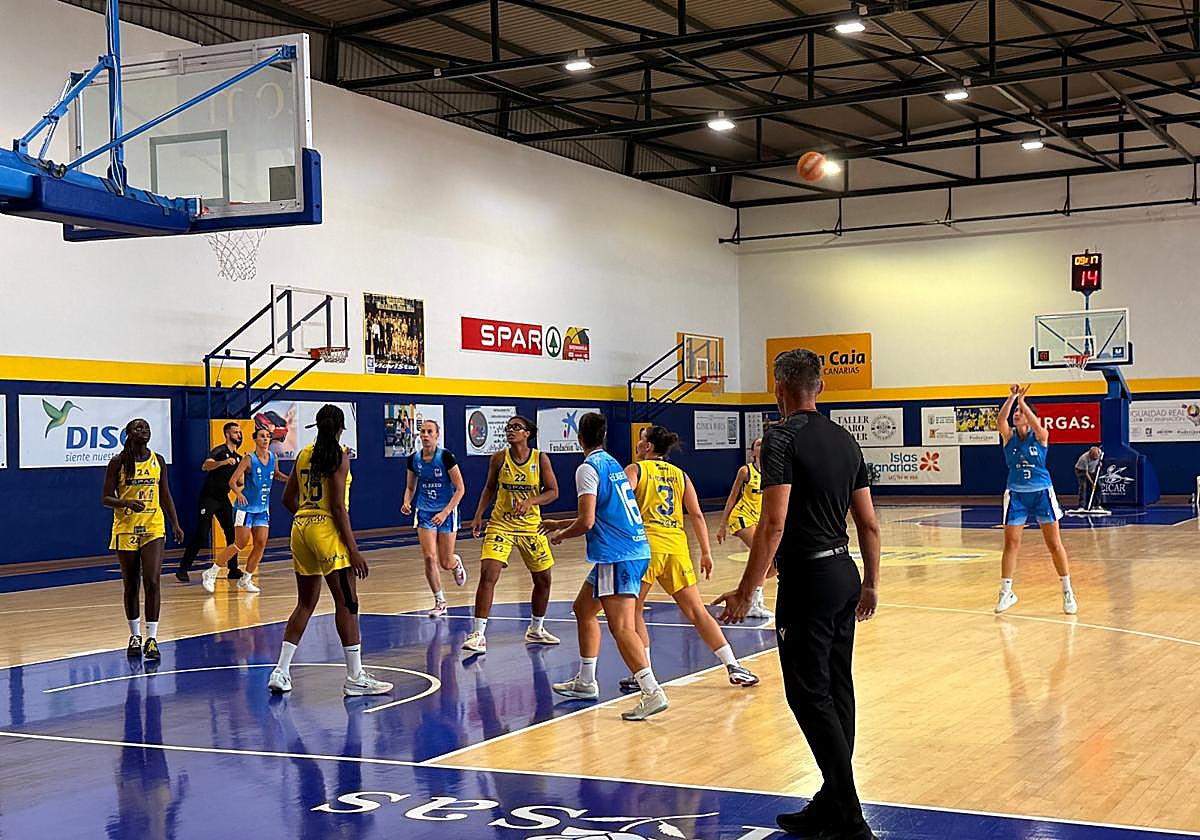 Imagen del duelo entre el primer filial del Islas Canarias frente al Isla Bonita.