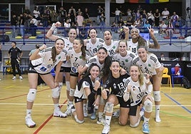 La plantilla celebró el agónico triunfo ante el Socuéllamos.