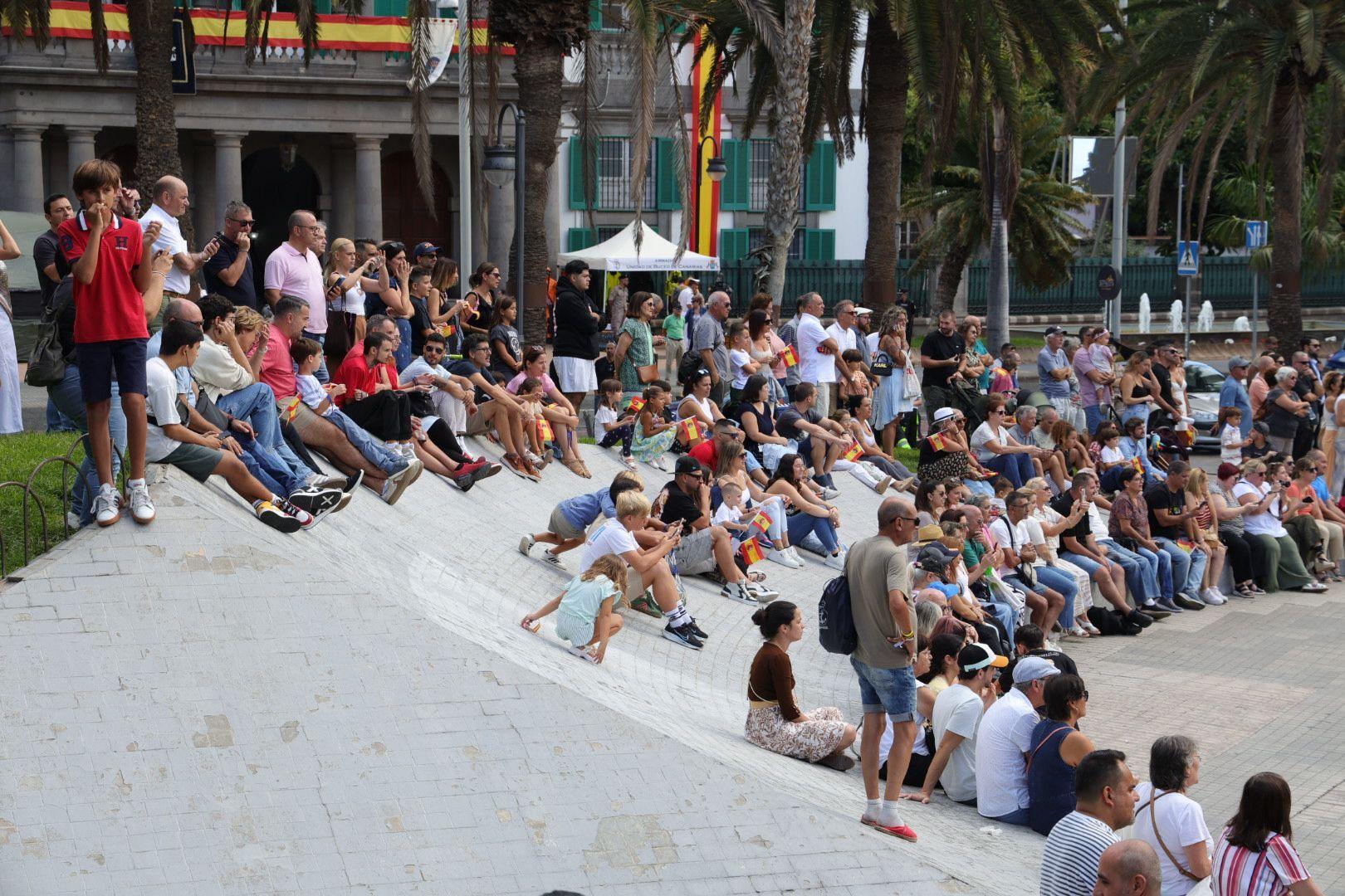La Fuerzas Armadas exhiben sus recursos materiales y humanos en la plaza de La Feria