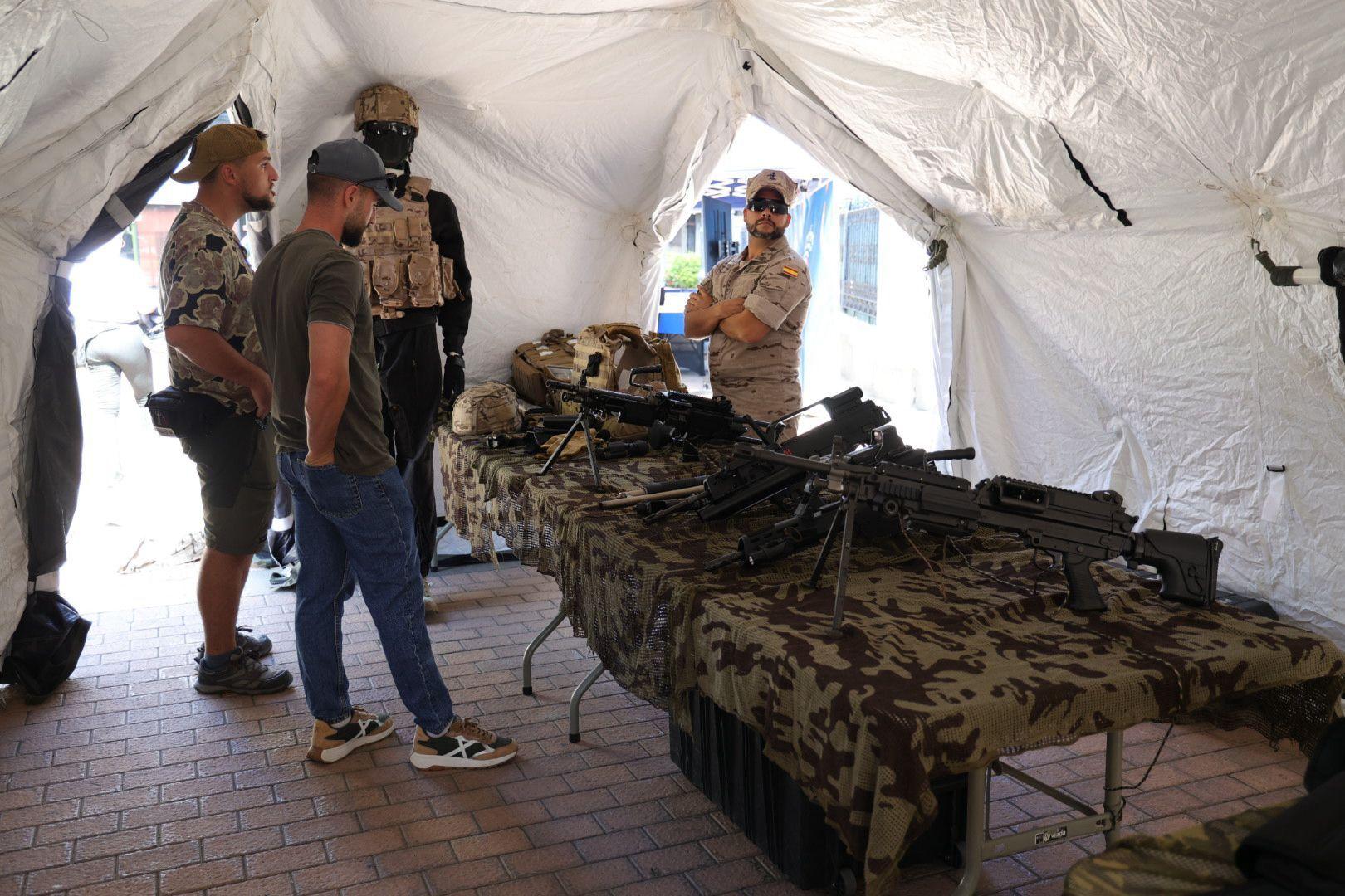 La Fuerzas Armadas exhiben sus recursos materiales y humanos en la plaza de La Feria