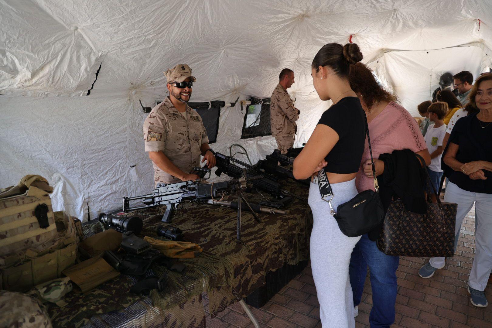 La Fuerzas Armadas exhiben sus recursos materiales y humanos en la plaza de La Feria