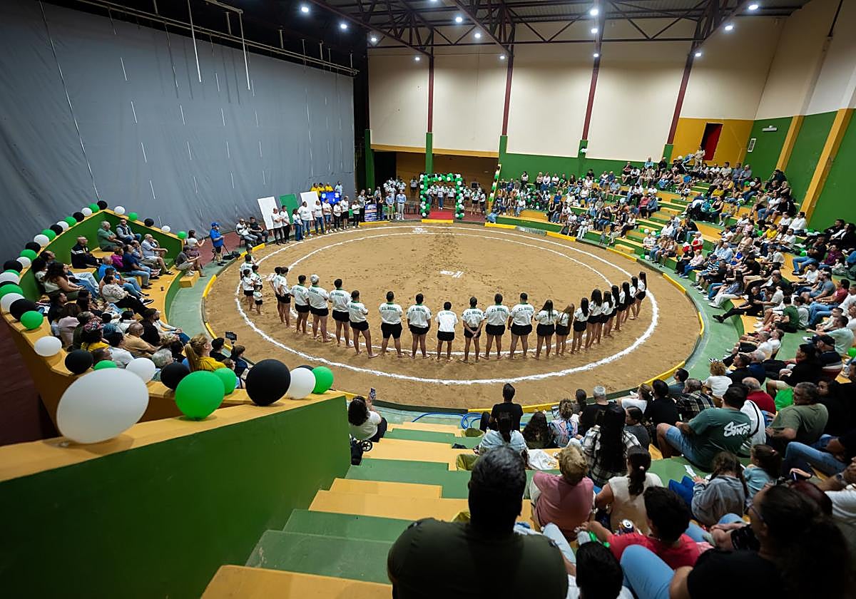 Vista del terrero de lucha de La Montaña en su reapertura la noche del pasado sábado.