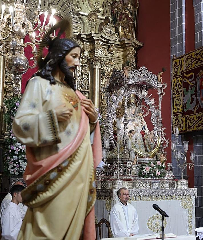 Imagen secundaria 2 - Distintos momentos del acto de Subida de la Virgen del Pino a su camarín. 