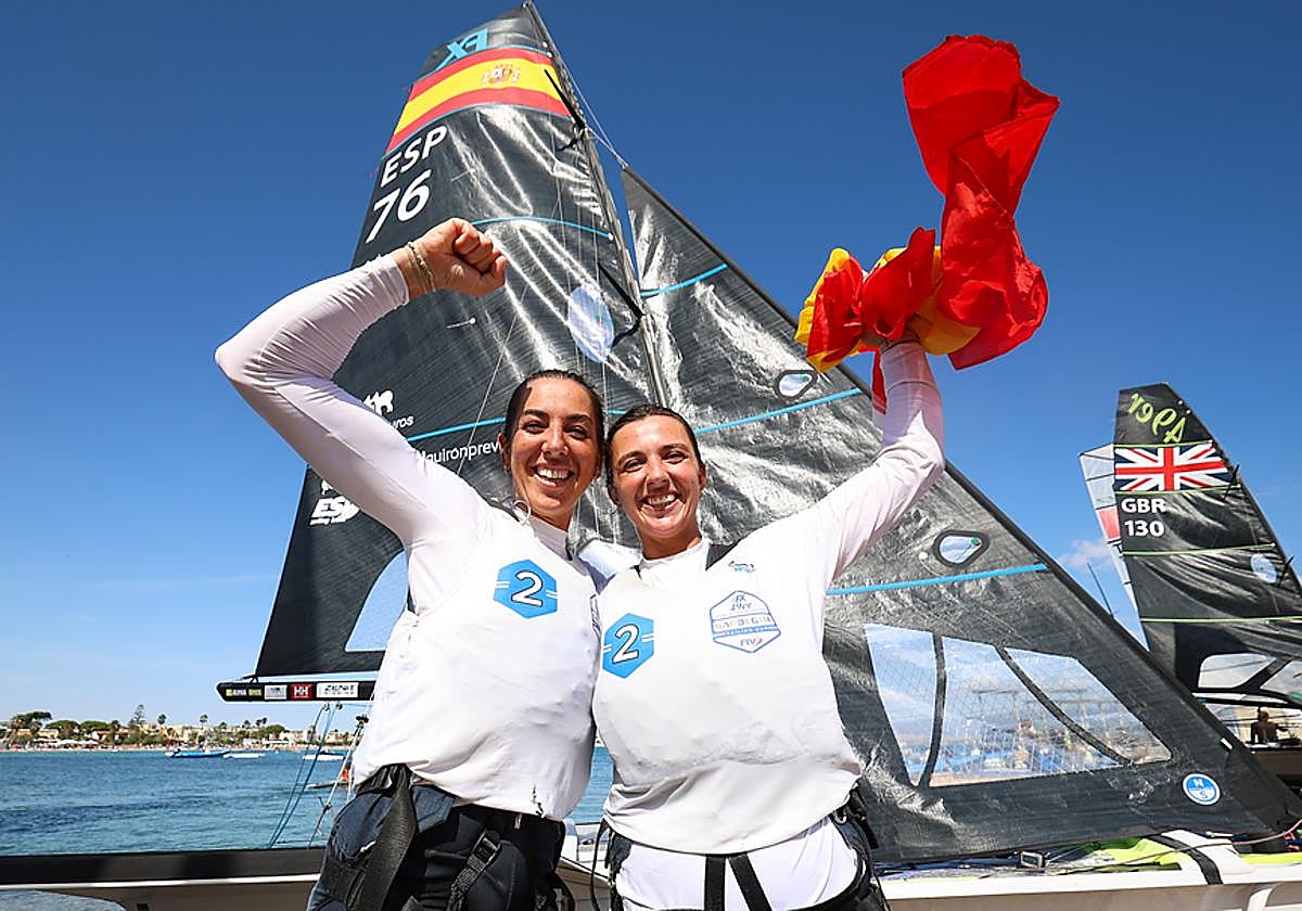 Paula Barceló y la grancanaria María Cantero posan después de coronarse campeonas del mundo.
