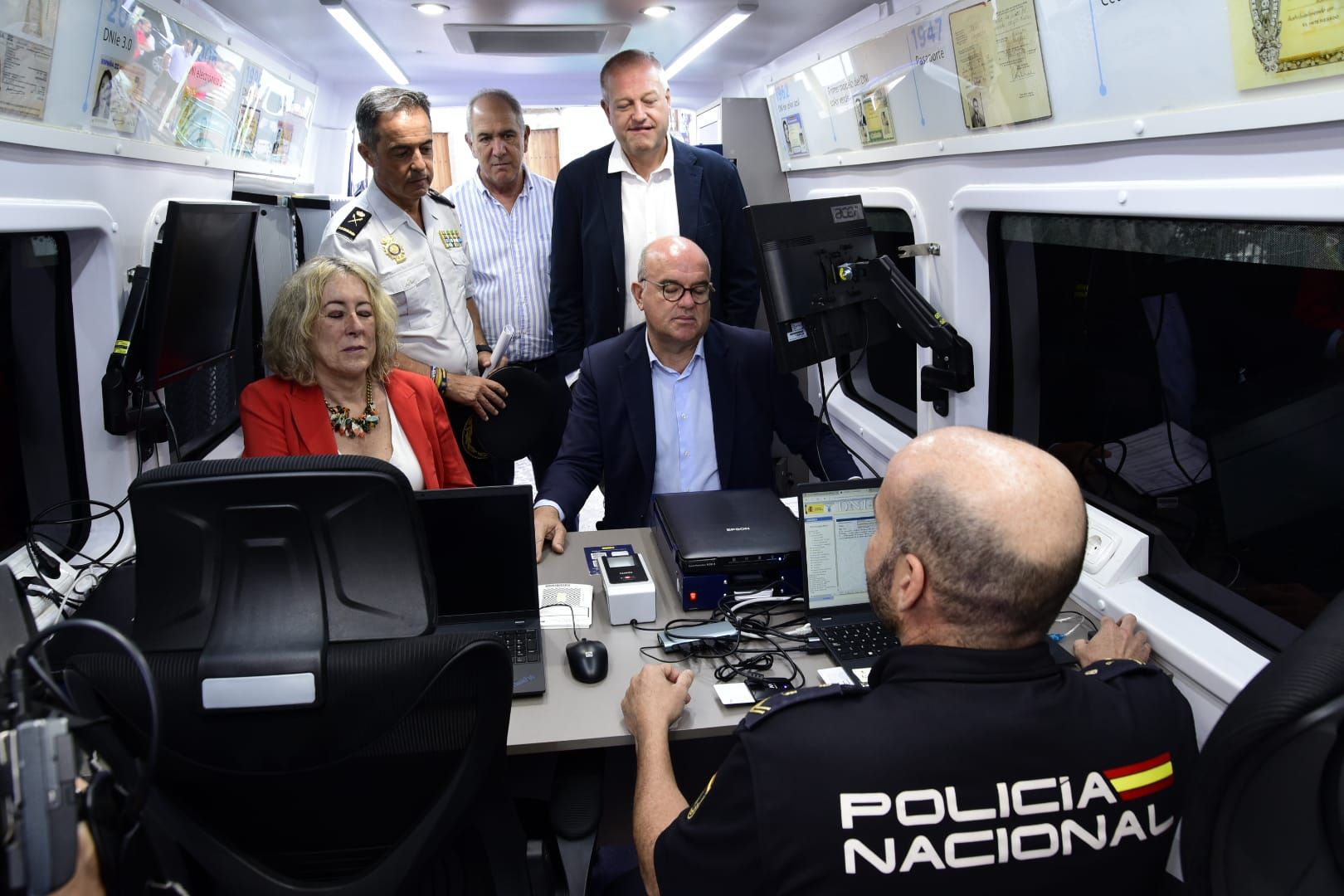 Así son las nuevas unidades móviles de documentación de la Policía Nacional