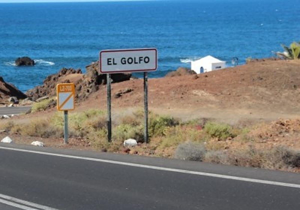 Acceso a la localidad de El Golfo.