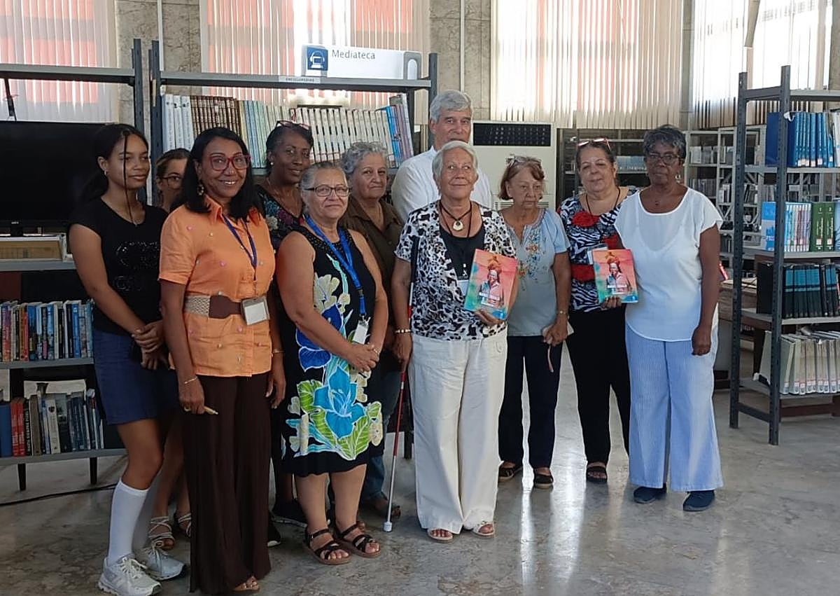 Imagen secundaria 1 - En la recepción en la Biblioteca Nacional José Martí, con parte de su organigrama, tras la donación de ejemplares para su fondo bibliográfico y con las autoridades de la Universidad Manuel Fajardo.