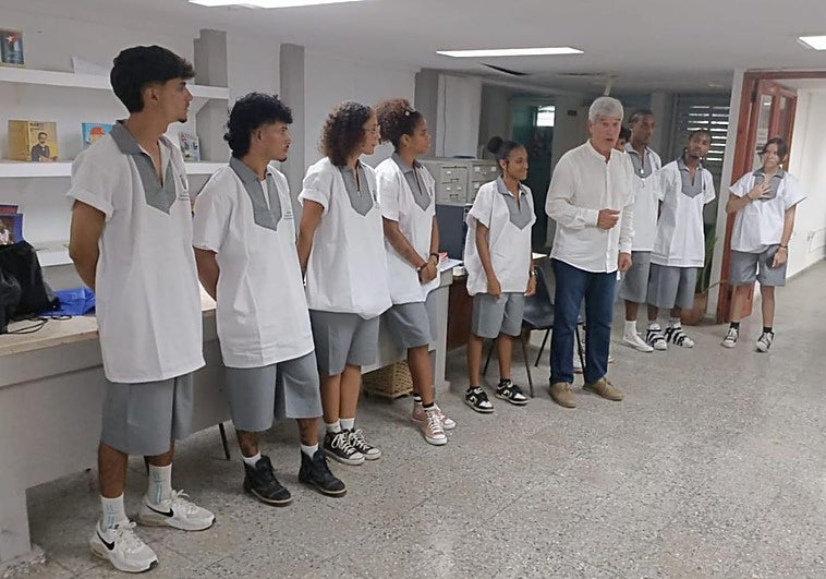 Durante la charla didáctica con alumnos universitarios de la facultad de Educación Física. Cabe destacar que varios vestían ropa de brega.