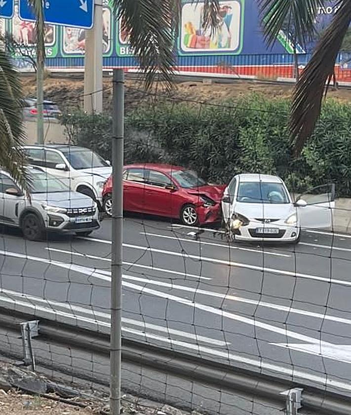 Imagen secundaria 2 - Un accidente múltiple provocó grandes retenciones en la GC-1 dirección a Las Palmas de Gran Canaria
