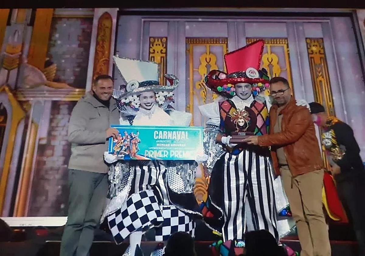 Entrega del premio a Los Simplones en el carnaval pasado.