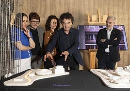 El arquitecto Fernando Menis (c); el presidente de Canarias, Fernando Clavijo (d), y consejeros del Gobierno de Canarias durante la visita a la exposición.