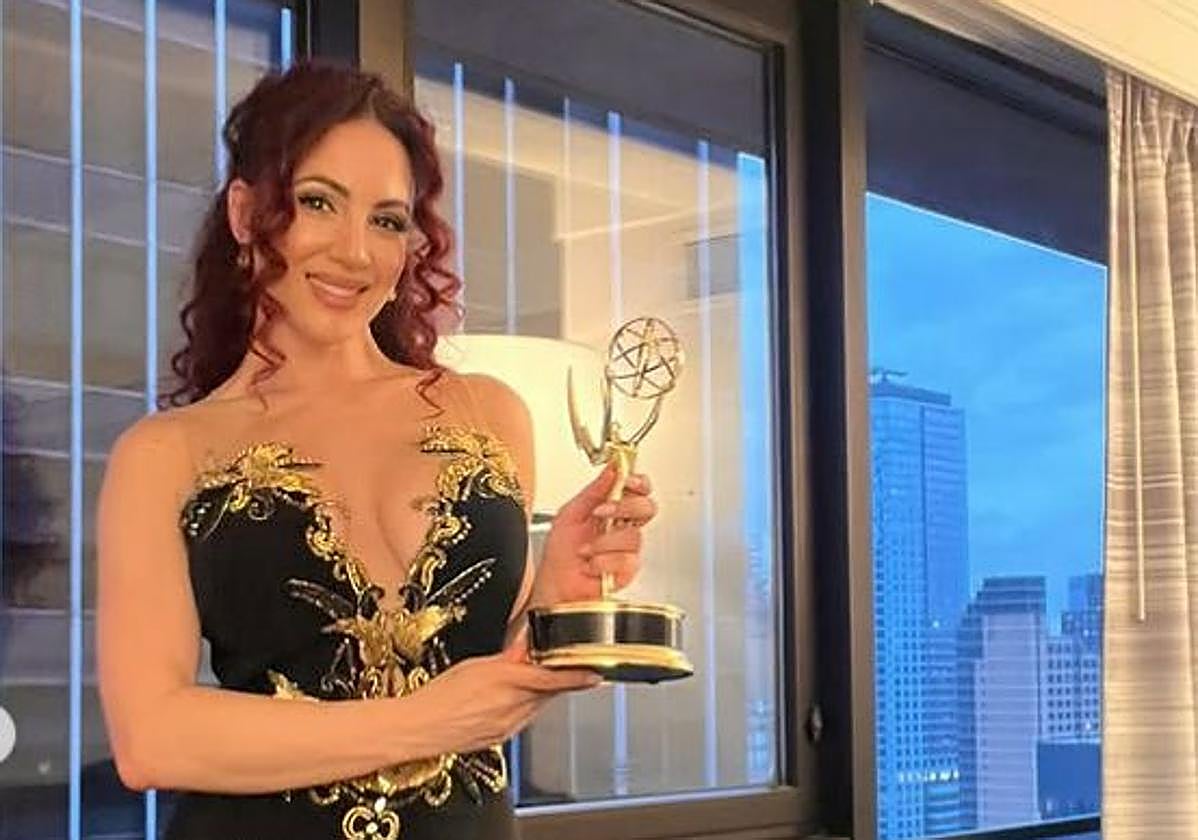Nayra Hernández posando con el Emmy.