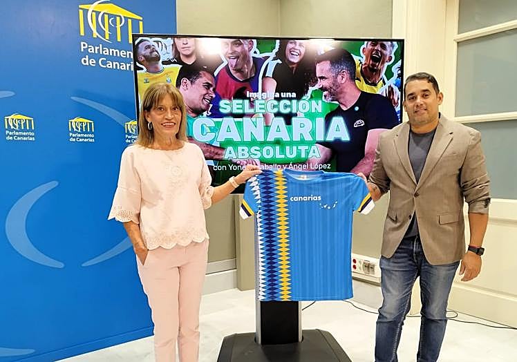 Imagen de los diputados de NC-BC, Esther y Yoné Caraballo, en la rueda de prensa en la que dieron a conocer la propuesta de recuperar la selección canaria de fútbol.
