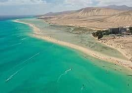El establecimiento turístico se sitúa en un enclave privilegiado: la playa de la Barca y su marisma.