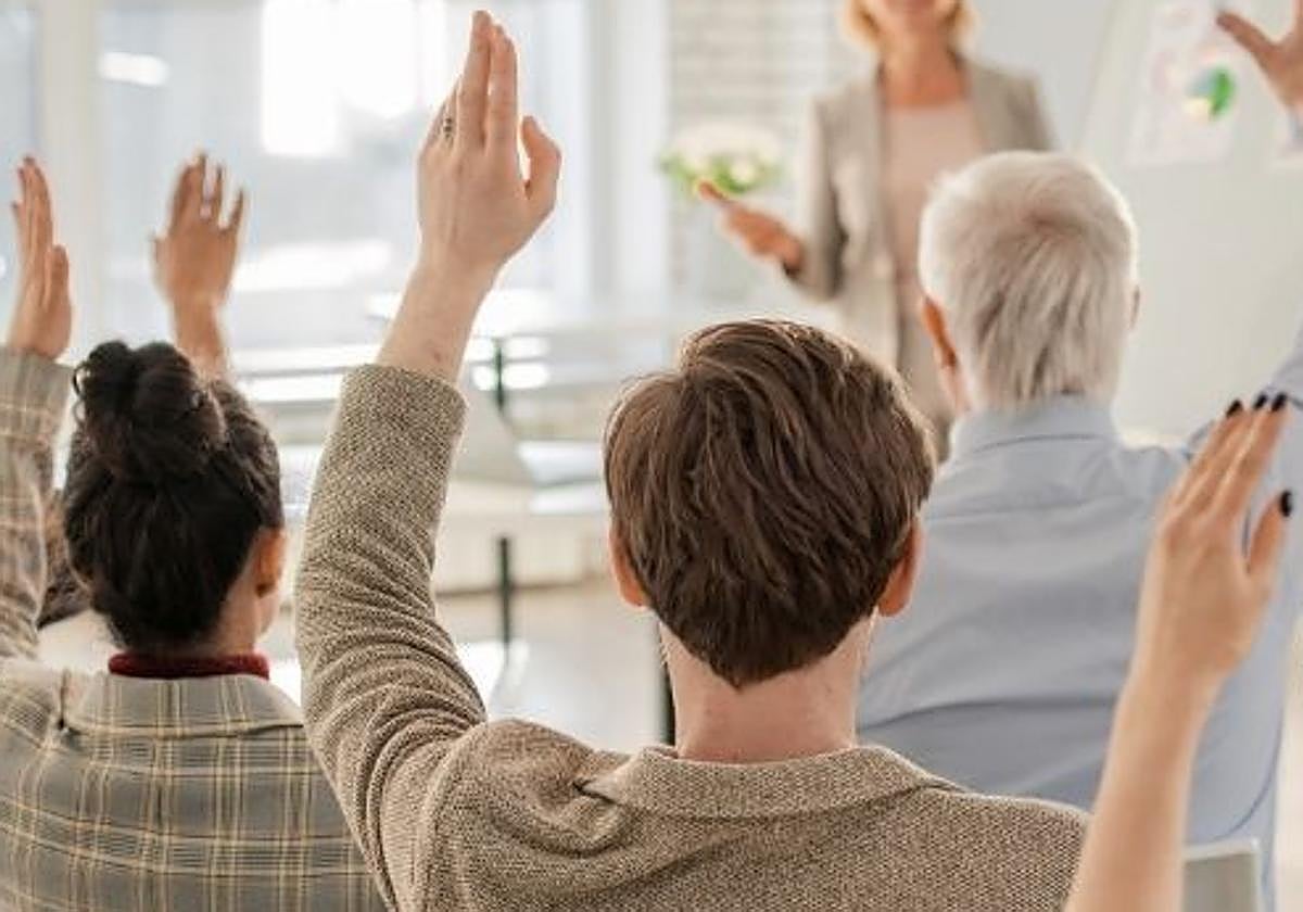 Foto de archivo de una clase de adultos.