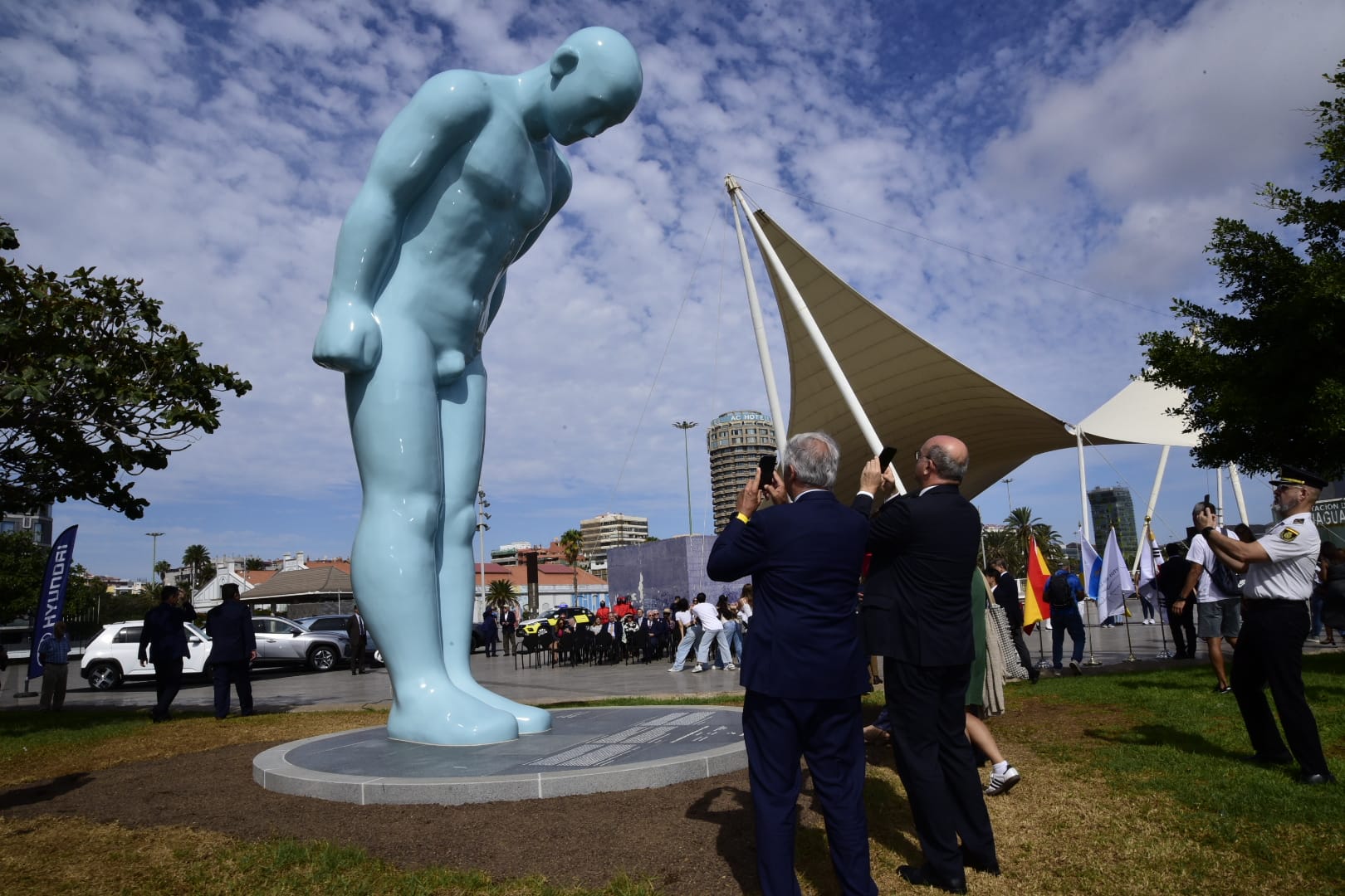 El gesto que une dos pueblos: Las Palmas inaugura el Greetingman