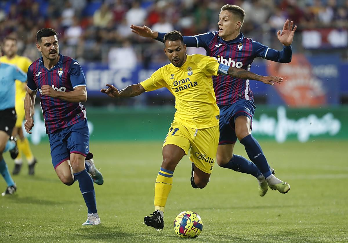 Imagen de Viera siendo defendido por Corpas, en el último choque entre la UD y el Eibar que se disputó en 2023 en Ipurua. En aquel duelo se impusieron los amarillos con gol de Sandro.