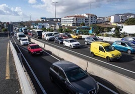 Atasco provocado en la GC-1 este lunes tras un accidente múltiple de cinco vehículos.