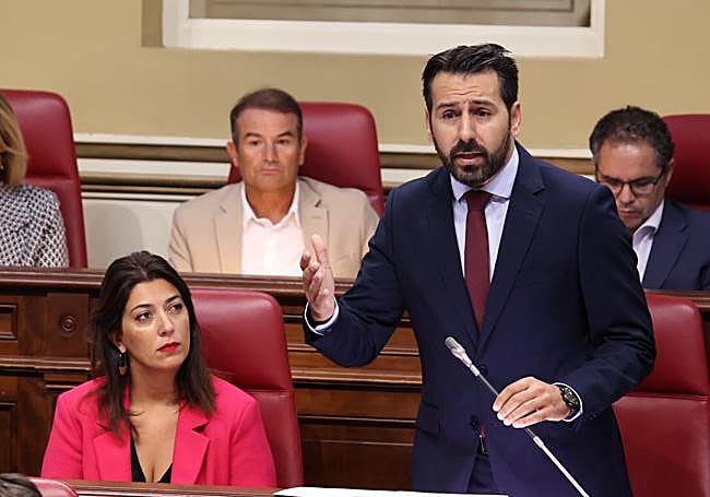 Manuel Hernández, parlamentario del PSOE, desde su tribuna.