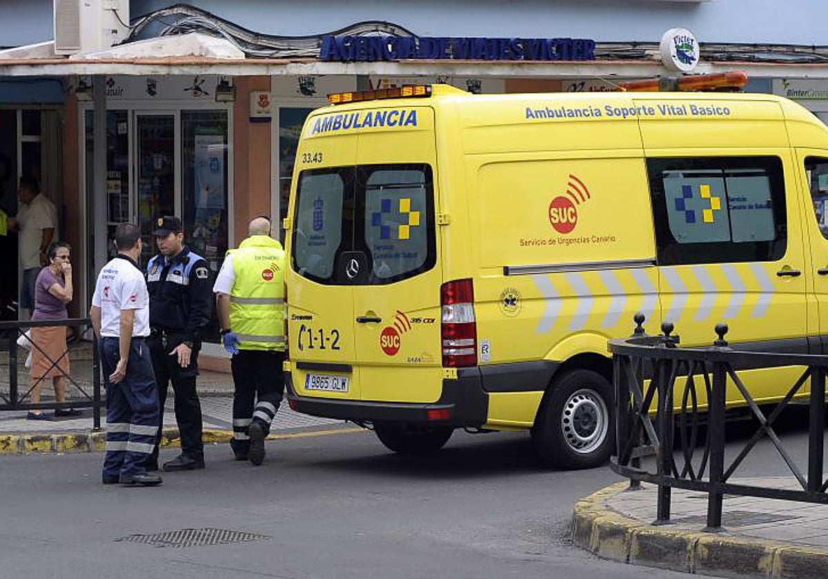 Imagen de archivo de una ambulancia del Servicio de Urgencias Canario (SUC).