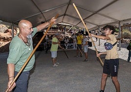 Foto de archivo de la práctica del juego del garrote en una edición del Encuentro de Veneguera.