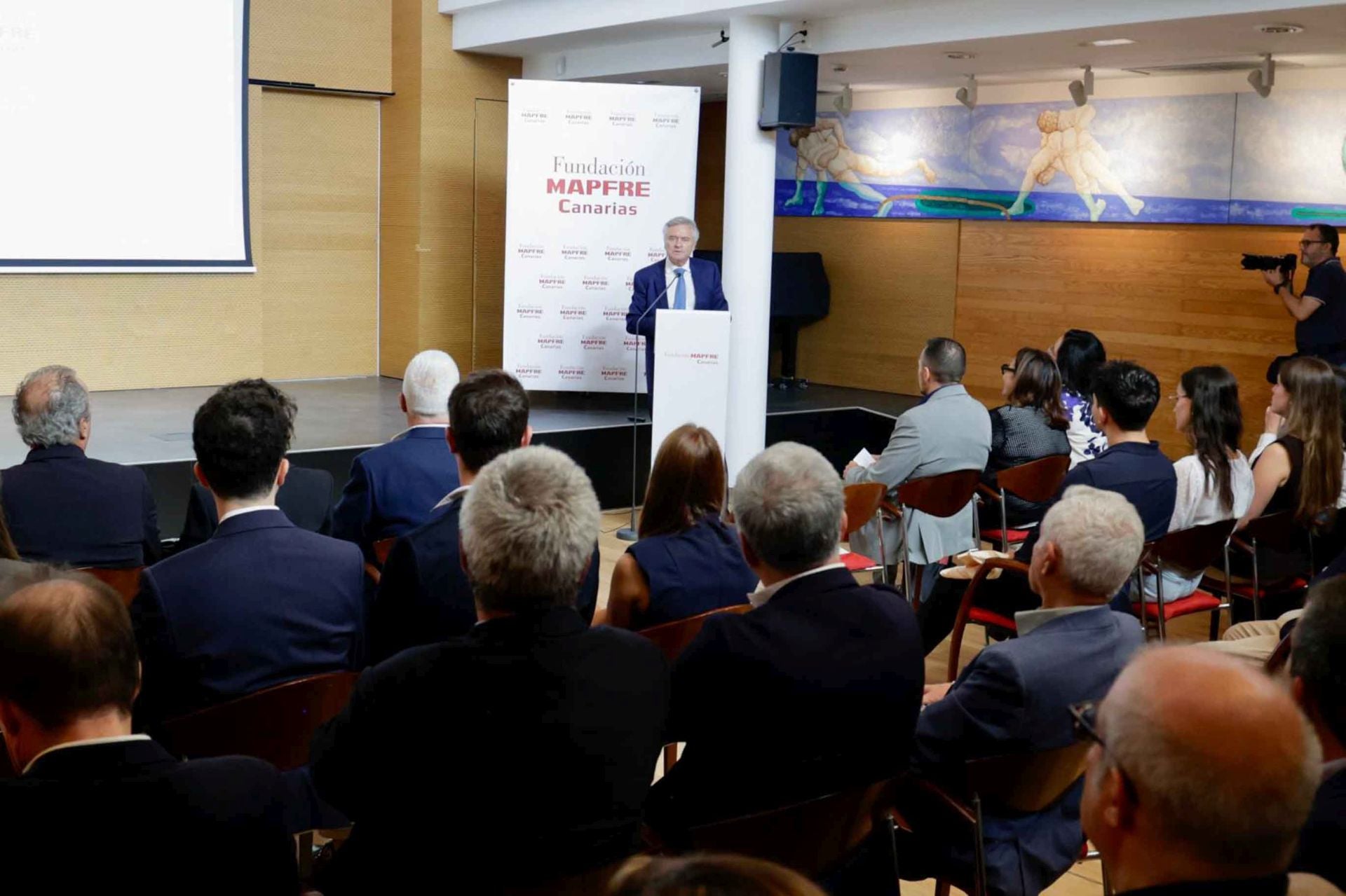 Imágenes del acto de entrega de los premios y becas MIR, de la Fundación Mapfre Canarias 2025