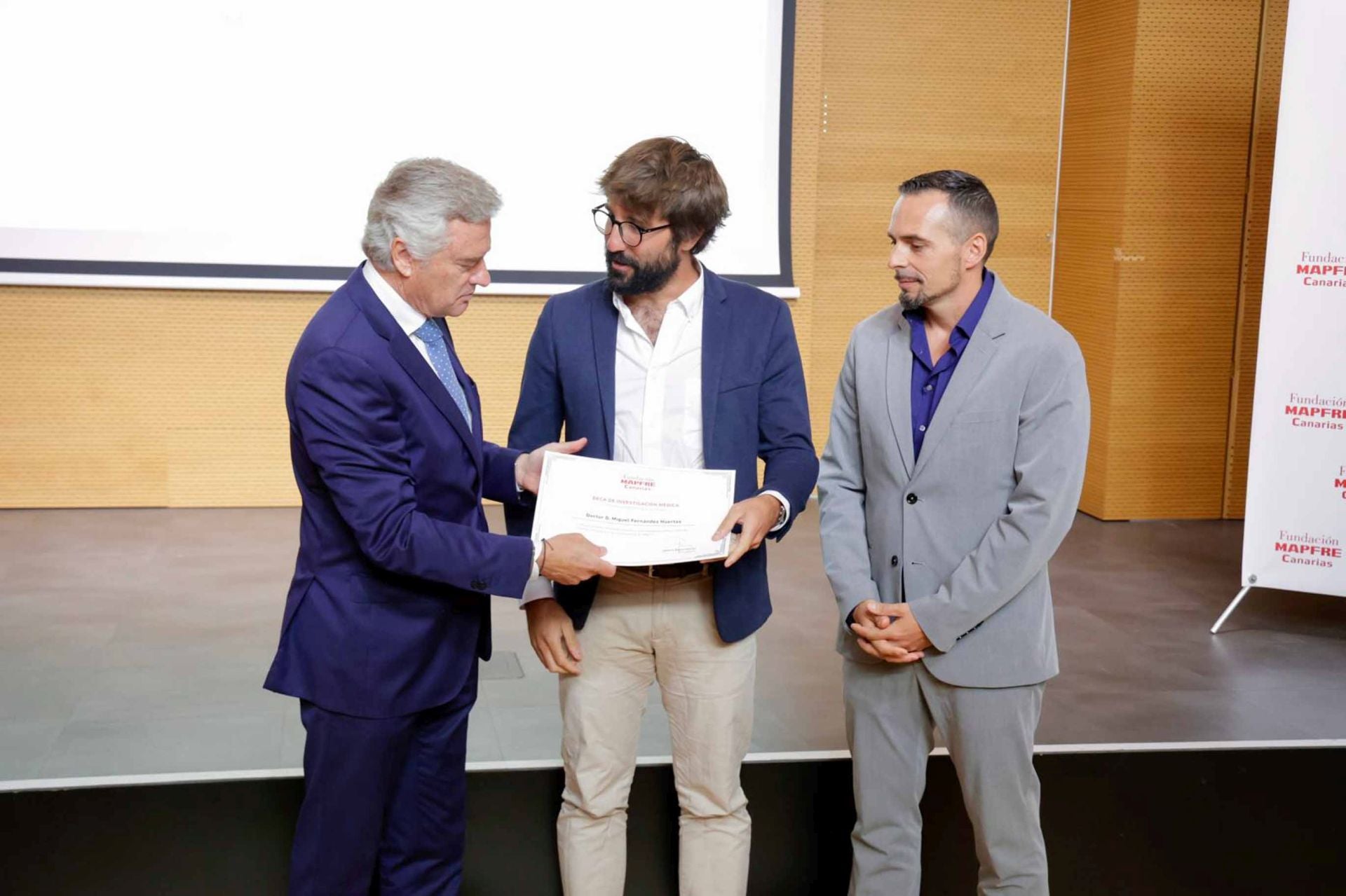 Imágenes del acto de entrega de los premios y becas MIR, de la Fundación Mapfre Canarias 2025
