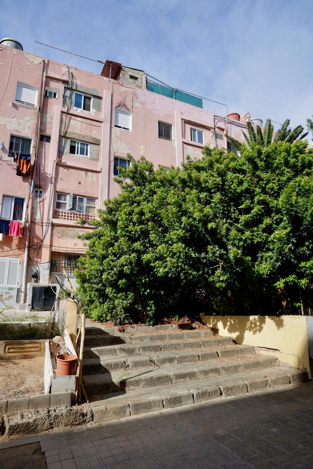 Vecinos de Escaleritas denuncian el mal estado de sus patios interiores