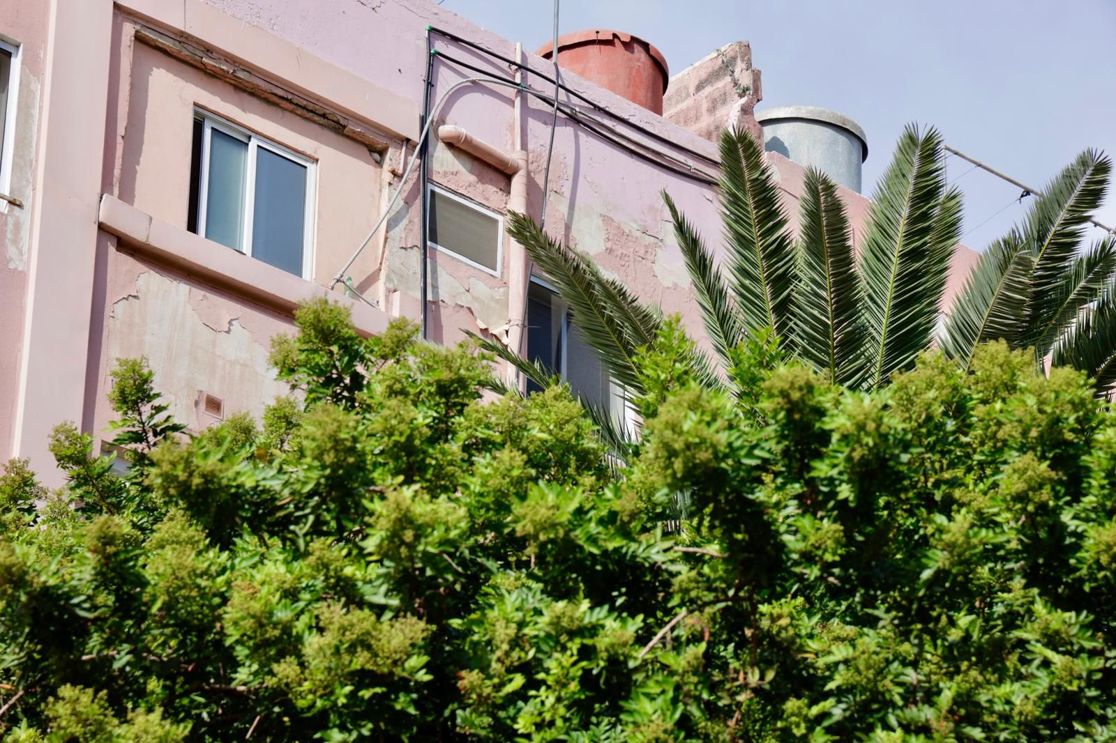 Vecinos de Escaleritas denuncian el mal estado de sus patios interiores