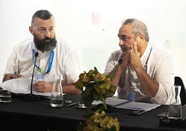 Ángel Vázquez (d.), durante el consejo de administración de este miércoles.