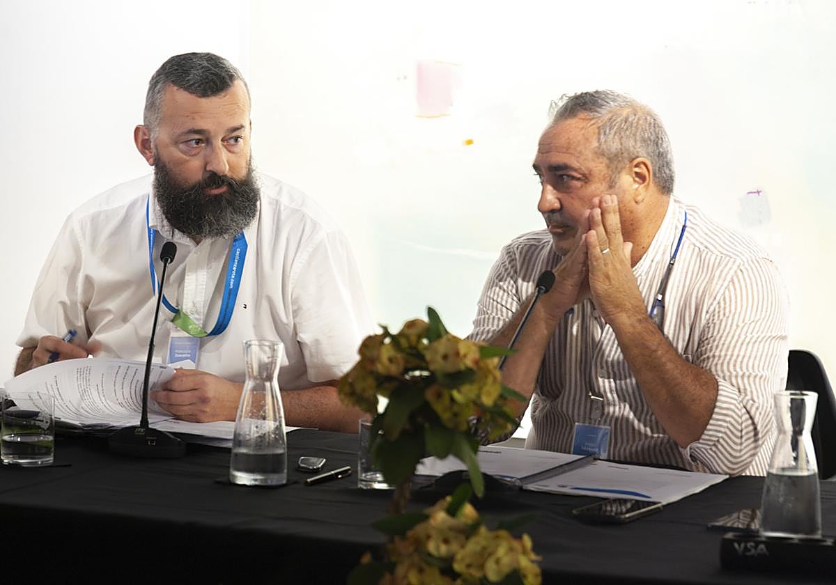 Ángel Vázquez (d.), durante el consejo de administración de este miércoles.