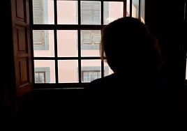 Imagen de espaldas de la presunta víctima por estafa espiritista en Vecindario.