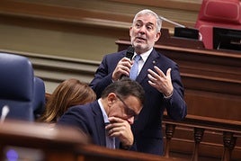 El presidente de Canarias, Fernando Clavijo, en el pleno del Parlamento este miércoles.