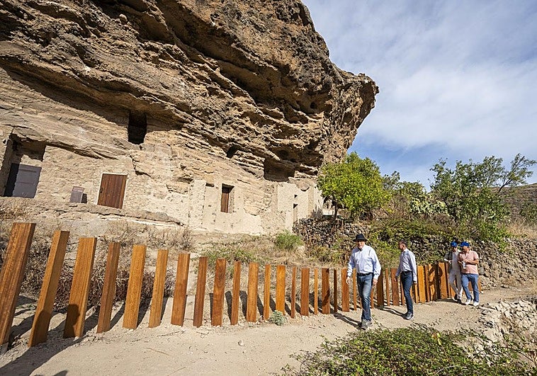 El presidente del Cabildo, con sombrero, llegando al yacimiento de RIsco Caído.