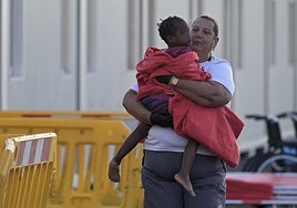 Una cooperante con un menor.