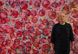 El artista Jiri Dokoupil, delante de 'Cuadro con espuma de cochinilla', realizado a base de cochinilla, jabón y pintura sobre lienzo. 205 x 400cm.