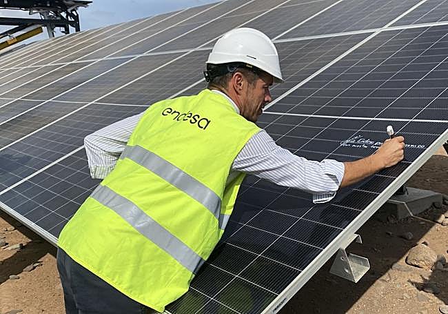 El consejero, en el momento en el que escribió su mensaje de felicitación en uno de los módulos.