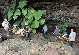 Momento de la histórica entrada a La Cueva de Los Verdes.