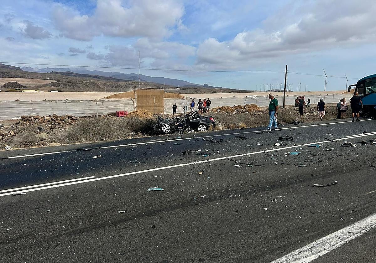 Así quedó el coche del narcotraficante tras chocar con una guagua en la GC-500