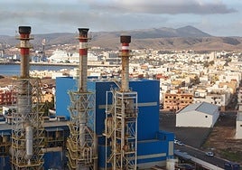 Chimeneas de la central eléctrica de El Charco, en Puerto del Rosario.