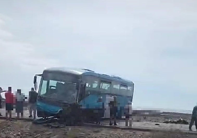 Imagen de la guagua accidentada en la GC-500.