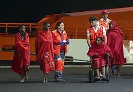 Parte de las personas rescatadas este jueves en el naufragio de Lanzarote.