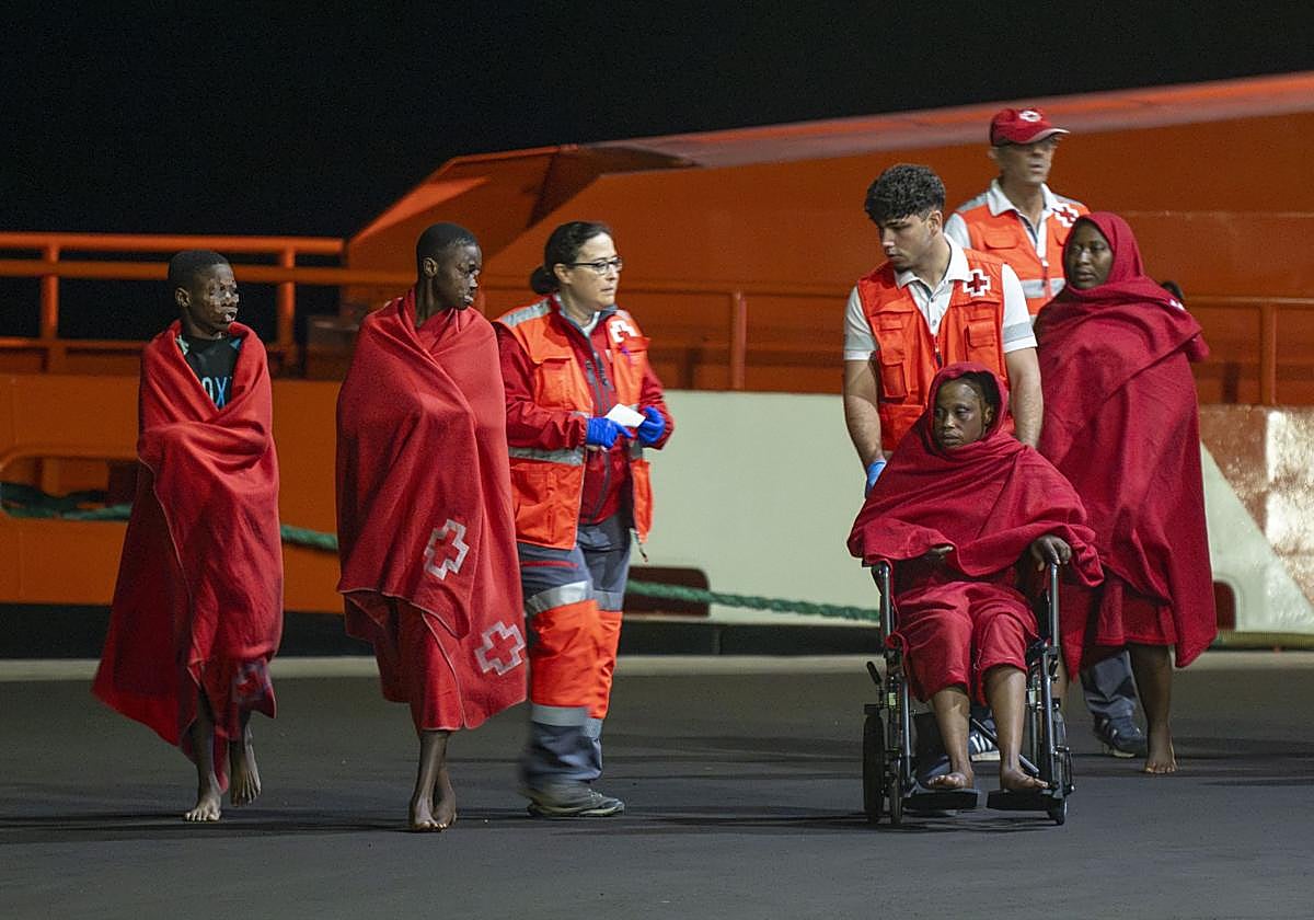 Parte de las personas rescatadas este jueves en el naufragio de Lanzarote.