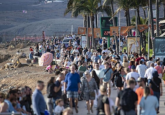 Turistas esta semana en el paseo de Meloneras.